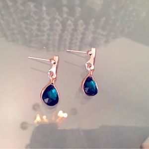 Pretty deep green crystal earrings petite well made beautiful color!